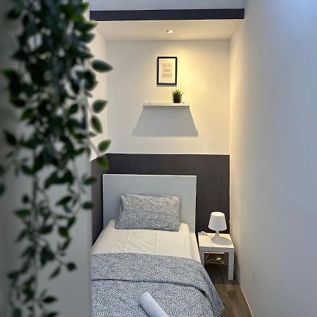 Traveller Partition Room In Al Barsha 1 Near Metro Dubai Buitenkant foto
